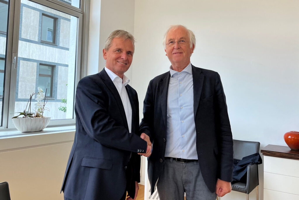 Dr. Friedrich Santner and Peter Eßer (owner representative of the Brabender Group)